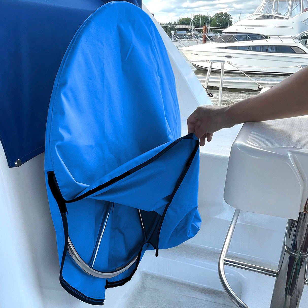 SAVVYCRAFT® blue waterproof boat steering wheel cover on boat wheel with half-open zipper for easy installation and secure fit